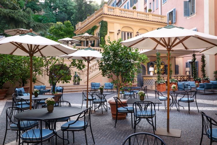 Alla base de Il Giardino Segreto, in Piazzetta Valadier, il raffinato Bar Stravinskij è dominato da una pergola scultorea ispirata alle opere di Alberto Giacometti.