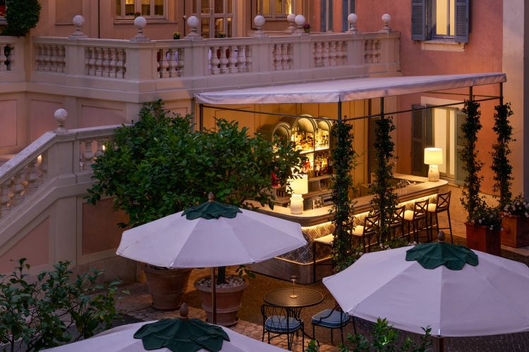 Gli imponenti esterni dell'Hotel de Russie a R
