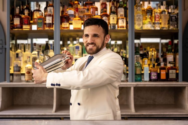 Firma i cocktail il leggendario Salvatore Calabrese insieme al bar manager Mattia Capezzuoli