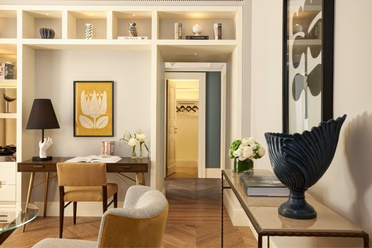 Dopo il restyling le camere sono passate da 120 a 117. Tra queste, la Suite Nijinsky è una vera e propria residenza privata di 210 mq nel cuore dell’hotel, con terrazza panoramica di 240 mq
