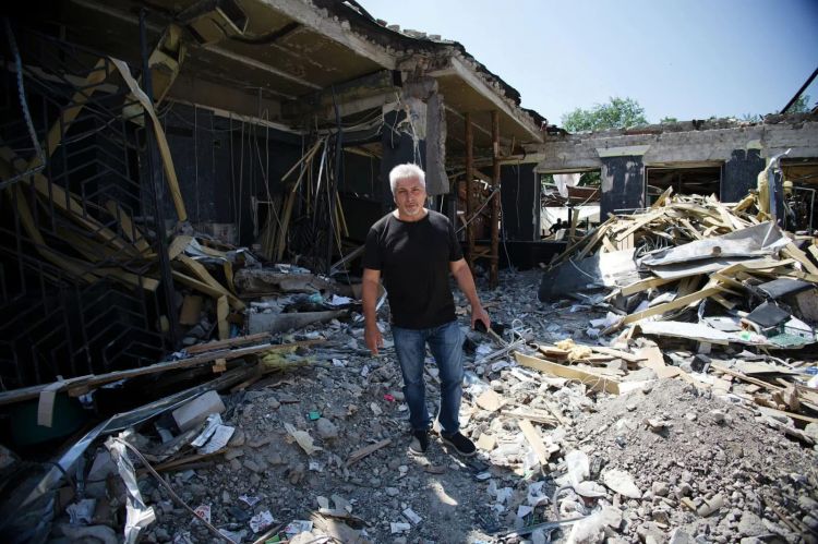 Yurii Gut, 66, owner of Ria Pizza, stands amid the rubble of his restaurant destroyed by Russian missiles. On June 27, 2023, a Russian Iskander ballistic missile struck Ria Pizza in Kramatorsk, in Ukraine’s Donetsk region. The attack killed 13 people, including four children, and injured 61 others, among them several journalists and an eight-month-old baby.