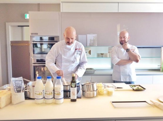 Andrea Ribaldone e il sous chef de I Due Buoi Domenico Schingaro, alle prese con lo studio delle ricette al latte