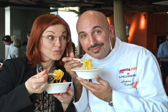 Eleonora Cozzella e Andrea Ribaldone si godono un piatto di Spaghetti MIlano al termine della lezioni a Identità Expo