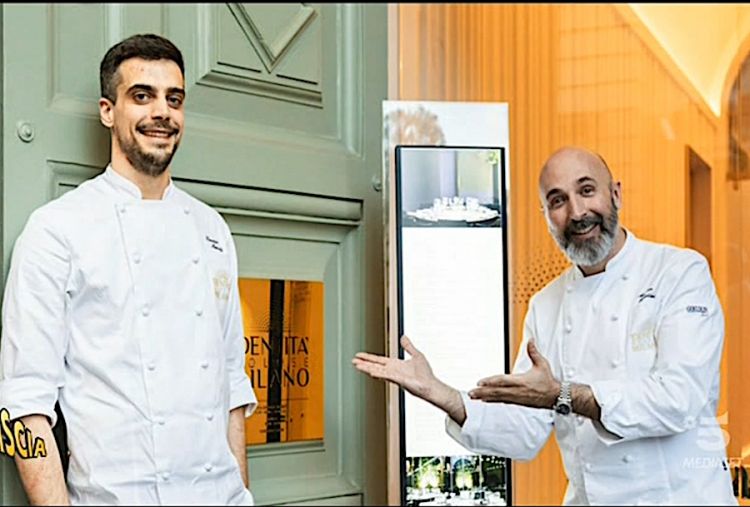 Andrea Ribaldone (a destra) e Simone Maurelli sul portone di ingresso di Identità Golose Milano in via Romagnosi 3