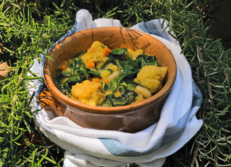 La ribollita di Enrico Bartolini che la ricorda con pezzettoni di verdure stracotte, cotica e pane in una grande padella di ferro