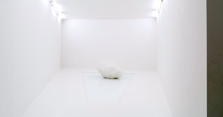 Riccardo Camanini, Jamais vu autant de Mozzarella (Hommage à Bruno Munari), polistirene, mozzarella, legno, acqua, foto Olivier Cablat