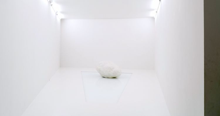 Riccardo Camanini, Jamais vu autant de Mozzarella (Hommage à Bruno Munari), polistirene, mozzarella, legno, acqua, foto Olivier Cablat
