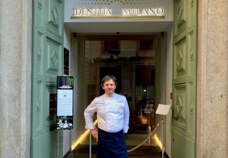 Riccardo Agostini, chef e patron del Piastrino a Pennabilli (Rimini), sul portone di Identità Golose Milano nel giugno 2020
