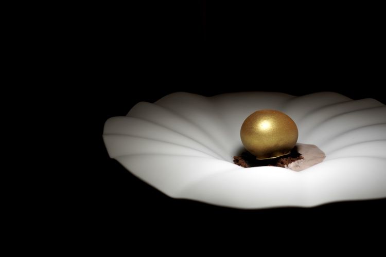 Uovo al cioccolato fondente 72%, tuorlo di frutto della passione, sorbetto al frutto della passione con crema di cioccolato, cake di cioccolato, estratto di fava tonka aromatizzato
