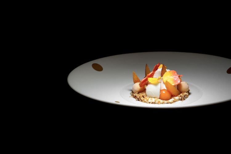 Peaches and almonds, a game of textures: sphere, cold cream and grains of almond, marinated peach, in sphere and in soft meringue
