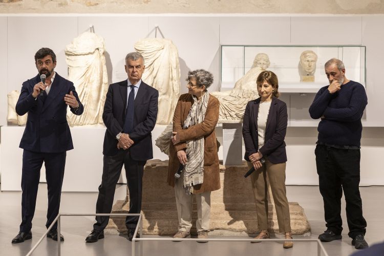 L'amministratore delegato di Pasqua Vini Riccardo Pasqua, il presidente Umberto Pasqua, l'assessora Marta Ugolini, la direttrice del museo archeologico del Teatro romano Francesca Morandini, il direttore artistico dell'Estate teatrale Francesco Arcuri&nbsp;
