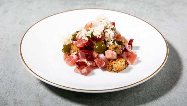 Tartare di speck con gelato al burro, piccoli crostini di pane, crema di cetriolo