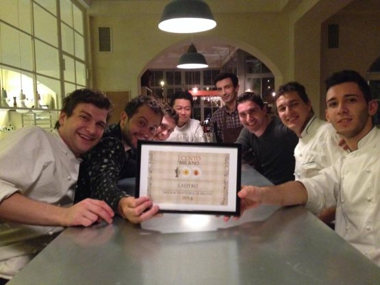 Riccardo Orfino, Fabio Pisani, Alessandro Negrini e lo staff del ristorante Al Fresco, celebrano il titolo di "Miglior trattoria di Milano 2014" assegnato a LadyBù dalla guida de I Cento. La cucina di LadyBù è stata ora affidata a Nico Rizzi, sempre proveniente dal "vivaio" del Luogo di Aimo e Nadia