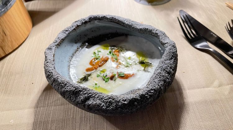 Erizos de Portugal con leche de tigre de conchas y Maracuya: ricci di mare del Portogallo con leche di tigre di capesante e frutto della passione, un piatto davvero intrigante
