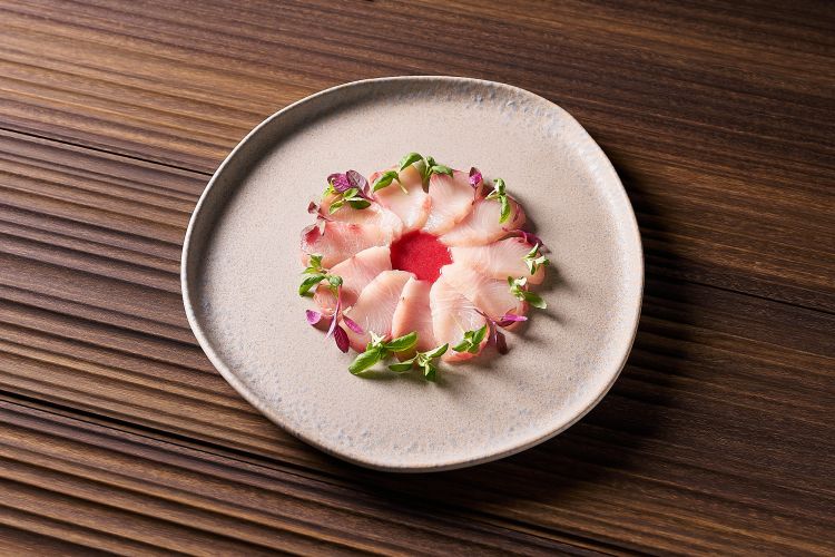 Ricciola con crema di pomodoro fresco e basilico