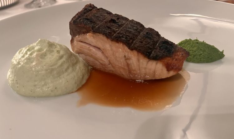 Ricciola con yogurt, rucola e fondo di scoglio