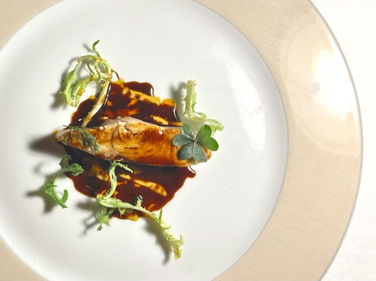 Ricciola alla brace a cottura lenta, emulsione di ricci di mare, civet di ricciola, insalata dei campi e arancia disidratata