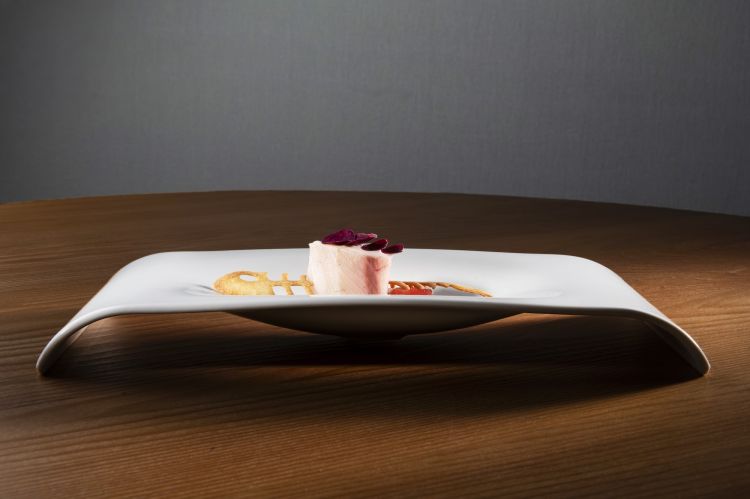 Cubo di ricciola, salsa di rabarbaro, zucchina spinosa, oxalis e cialda di lisca lyo