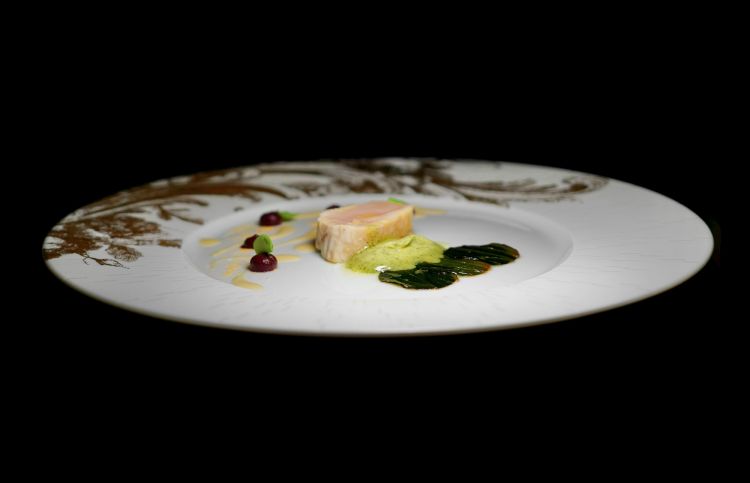 Ricciola, pak choi di Trètener, rapa rossa alla brace, olandese marina: ricciola scottata in padella, poi nappata al burro ed erbe aromatiche, accompagnata da emulsione di ricciola, crema di rapa rossa al bbq, pak choi di Trètener, salsa olandese con alghe e acqua di mare. Oggi il pak choi è sostituito dalle zucchine al sesamo