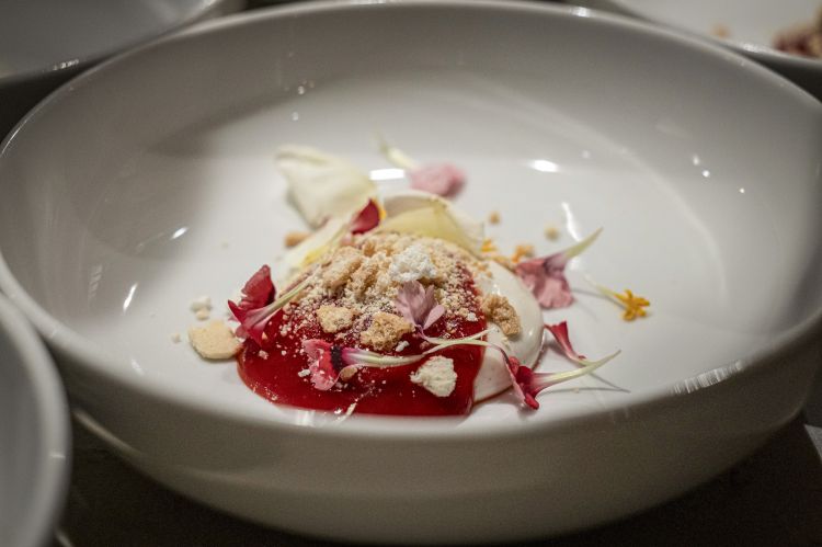 Ricotta, foglia di fico, mandorla, rabarbaro e nocino