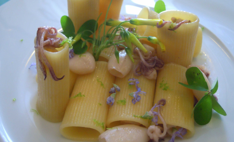 Rigatoni con calamaretti spillo, lime, lemon gras