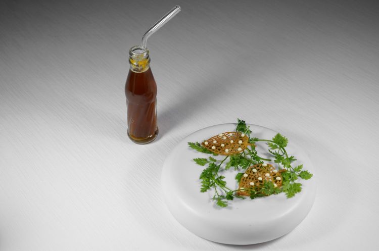 Ritorno al passato con Coca Cola e patatine: chips di patata, gocce di crema di maionese. In accompagnamento una Coca Cola rivisitata (Averna, bitter alle erbe, ginger beer, agrumiI