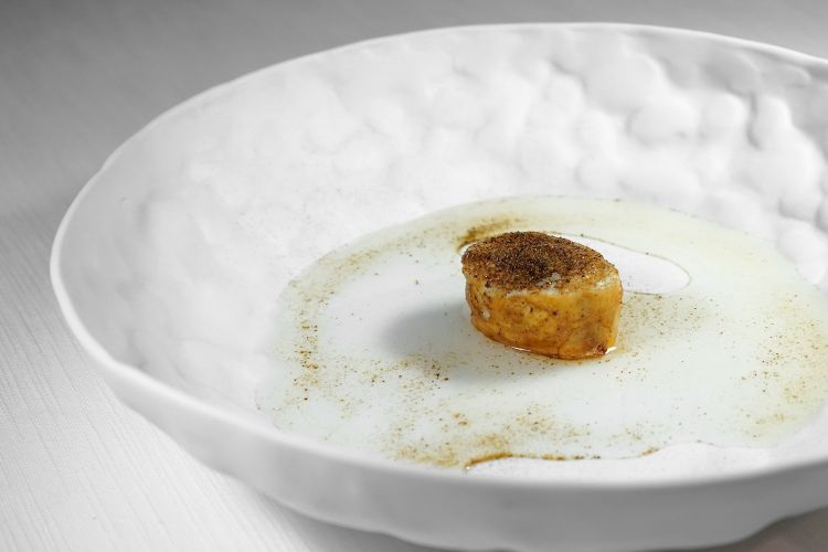Sogliola in crepinette, estrazione di mortadella e limone nero. La sogliola è frollata maison per sei giorni
