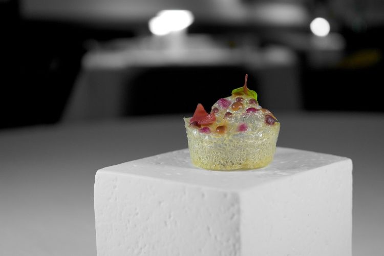 Cristal bread con cipolla rossa di Breme, crema di oliva e crema di acciuga