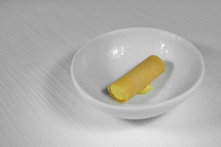 Cannolo di pasta brick ripieno di emulsione di carbonara