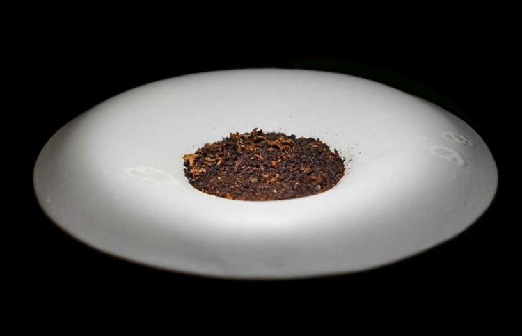Riso Acquerello invecchiato, lievito, verza fermentata: riso Acquerello invecchiato, crema di lievito tostato, burro e parmigiano, verza fermentata e arrostita, polvere di liquirizia e polvere di porcini. Un risotto goloso e armonico, insieme