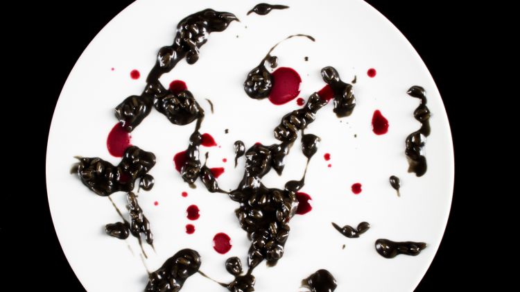 Riso all'aglio nero fermentato e frutti rossi
