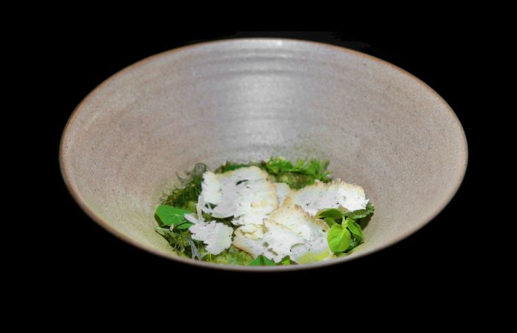 Riso Vialone Nano di Caldaro, erbe selvatiche, formaggio di pecora. Le erbe selvatiche sono 32, il formaggio è svizzero, in crosta di pepe di montagna