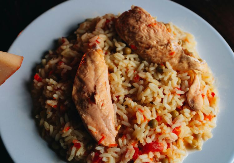 Riso con pollo. Foto di Andres Alaniz (Pexels)
