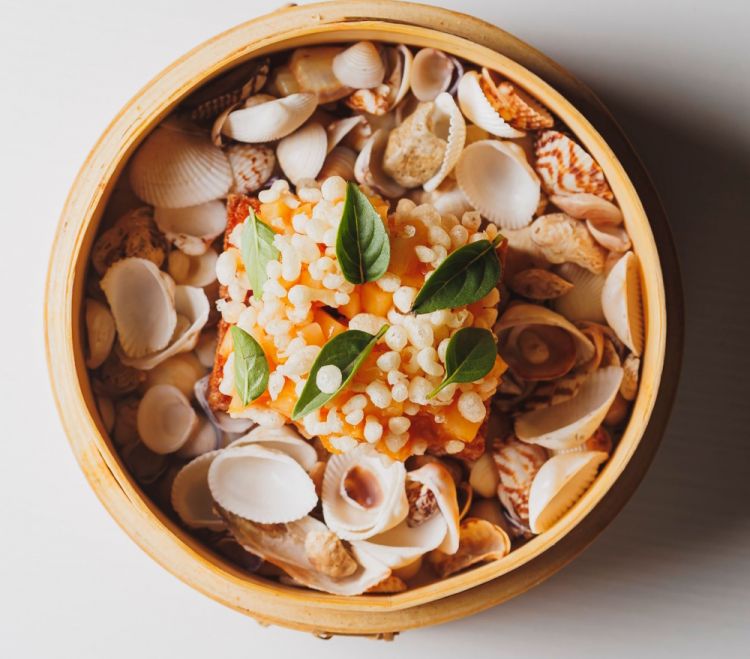 Riso croccante
Con tartare di sedano rapa, marmellata di peperoncino, buccia di limone e gocce di tempura
