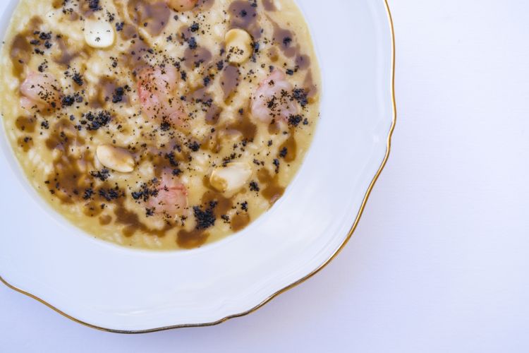 Risotto con mandorla, scampi e cipolla bruciata