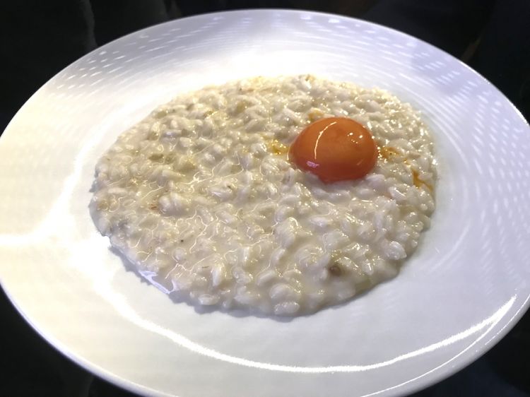 Il Risotto al cardo gobbo, taleggio, tuorlo e camonilla, chef Luciano Tona