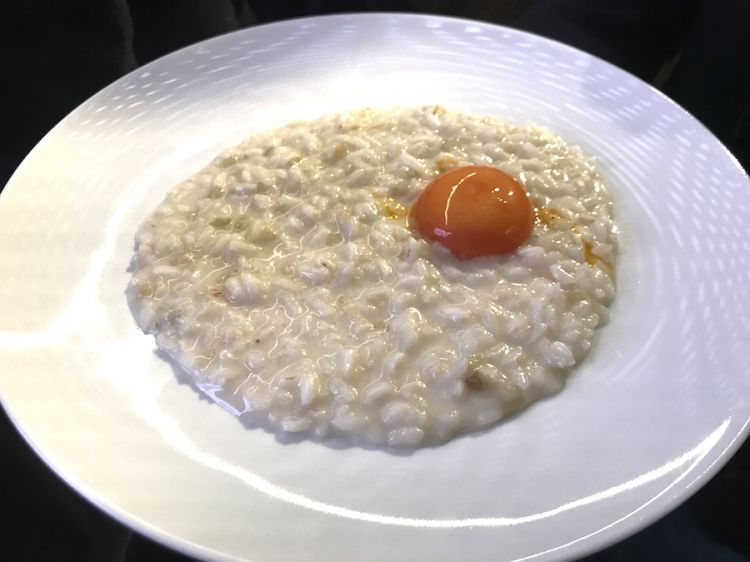 Il Risotto al cardo gobbo, taleggio, tuorlo e camonilla, chef Luciano Tona
