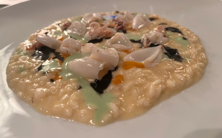 Risotto calamaretti spillo, riccio di mare, nero di seppia