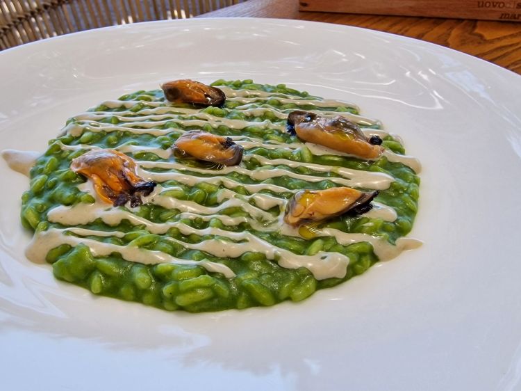 Risotto con tenerumi, cozze e salsa d’acciughe
