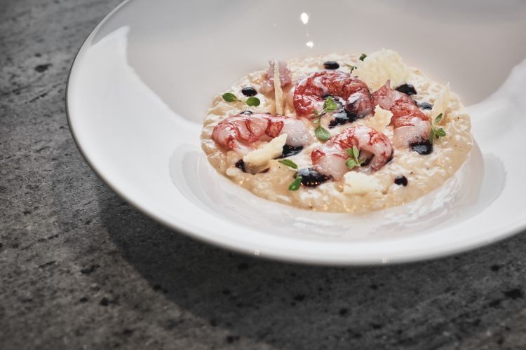 Riso Acquerello all'essenza di cerfoglio, rapa rossa, battuta di gambero rosso di Mazara, caprino, fichi, nocciole salate