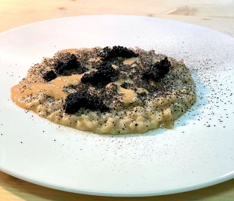 Risotto ai lieviti, alghe e uova di lompo è il Piatto del 2022 di Anna Barbina del ristorante AB Osteria Contemporanea, a Mortegliano (Udine)
