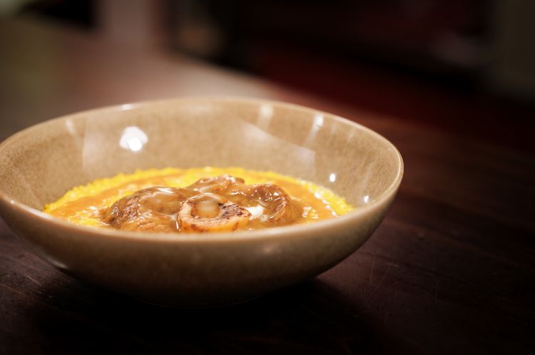 Risotto alla milanese con ossobuco di vitello in gremolada