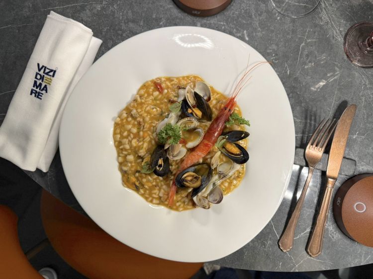 Il Risotto alla pescatora del ristorante Vizi di m