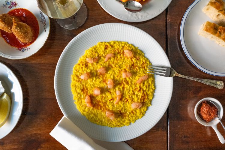 Risotto allo zafferano Arkania, crudo di gambero rosso locale, zeste di limone candito