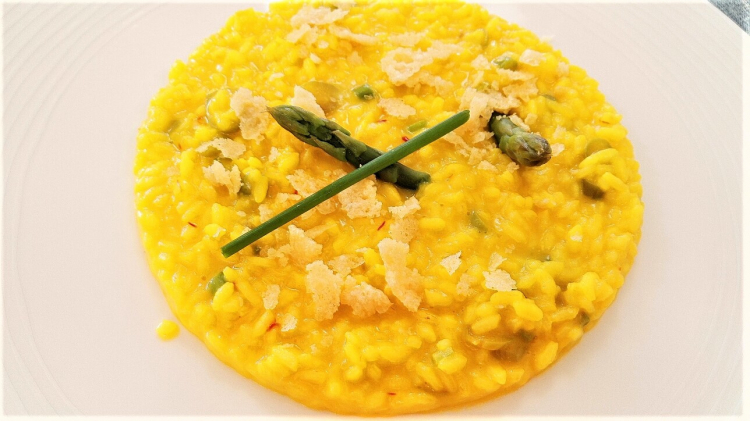 Risotto con asparagi, zafferano e croccante di Parmigiano Reggiano
