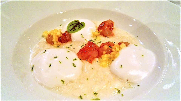 Pi&ntilde;a Colada di Paolo Barrale:&nbsp;riso Carnaroli riserva, latte di cocco, ananas e gamberi viola di Porto Santo Spirito
