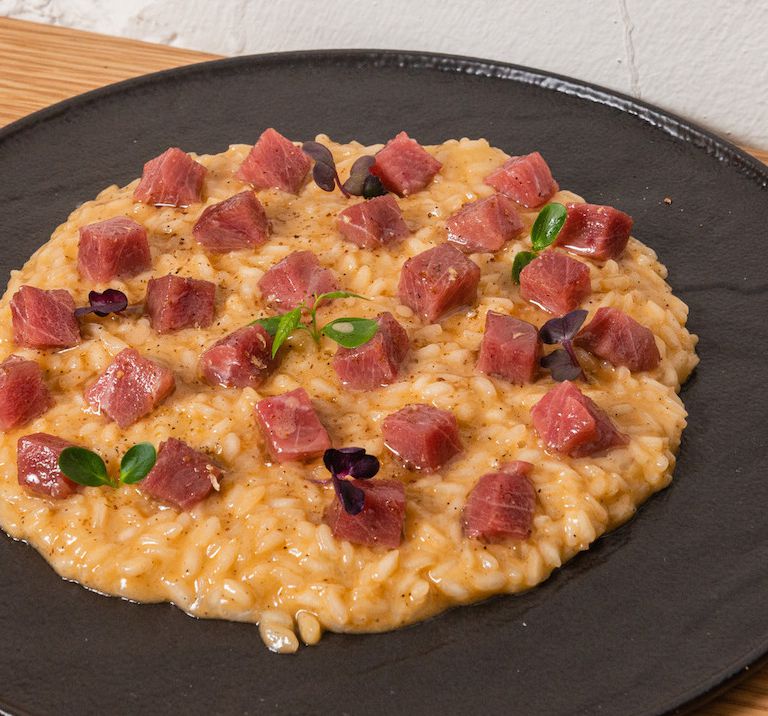 Risotto Riserva San Massimo mantecato con pecorino toscano, burro, pepe di Sichuan e tonno rosso marinato allo zenzero
