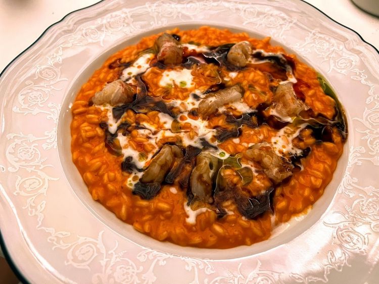Risotto caprese con scampi marinati al basilico