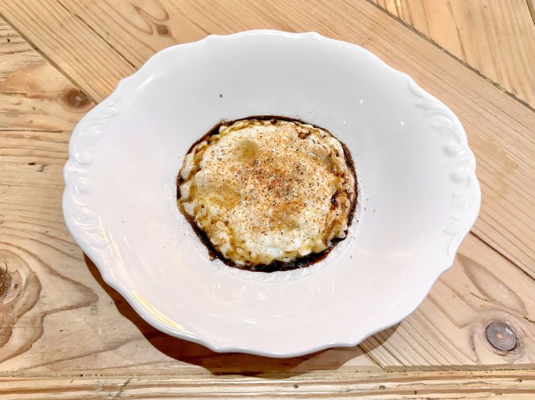 Risotto, caprino, crespino ed elicriso. Il caprino viene da San Vito di Cadore, azienda San Guido. Il riso viene mantecato con burro di capra e caprino fresco, il piatto è completato da una riduzione di elicriso – pianta di montagna dal profumo intenso e una nota di liquirizia – e da una polvere di crespino, bacca alpina estremamente acida, che aggiunge tensione e verticalità