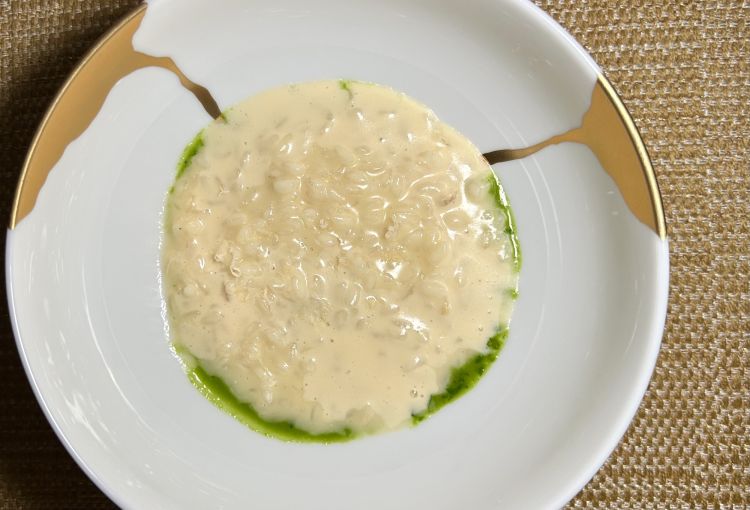 Risotto con brodo di alghe ed erbe, panna e rafano - Vialone nano veronese De Tacchi, alla base c’è un pesto di erbe, composto da mizuna, foglia d’ostrica e prezzemolo. Sopra vengono aggiunti panna e rafano fresco: l’acidità e la piccantezza del rafano servono a ripulire la componente più grassa del risotto. Nell’insieme, è un piatto golosissimo, buonissimo e che si può rendere – se si vuole – ancora più fine dosando diversamente la panna e la parte vegetale e amplificando quest'ultima